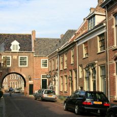 Dwarshuis met lage verdieping en zadeldak