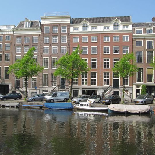 Pand met gevel onder rechte lijst