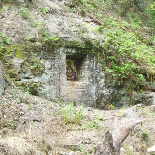 Skalní kaplička u silnice jižně od Dubé