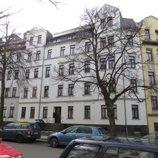 Mietshaus in geschlossener Bebauung mit Vorgarten Orthstraße 23