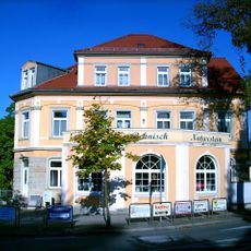 Pfefferküchlerei; Villa mit vorderem Anbau, Veranda und Gewerbebau entlang der Bahnhofstraße Kamenzer Straße 1