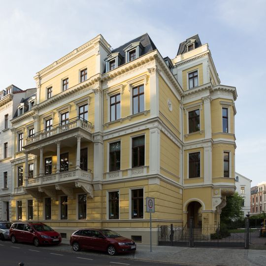 Wohnhaus in nach links in geschlossener Bebauung Wilhelmsplatz 7