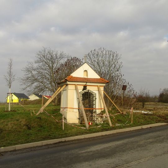 Kaplička v Drahanovicích u hlavní silnice