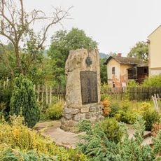 Pomník padlým v Sobotíně u kostela