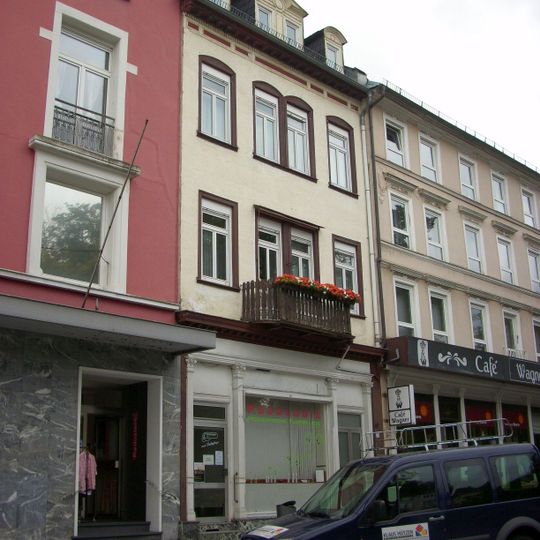 Schmales, dreigeschossiges Gebäude