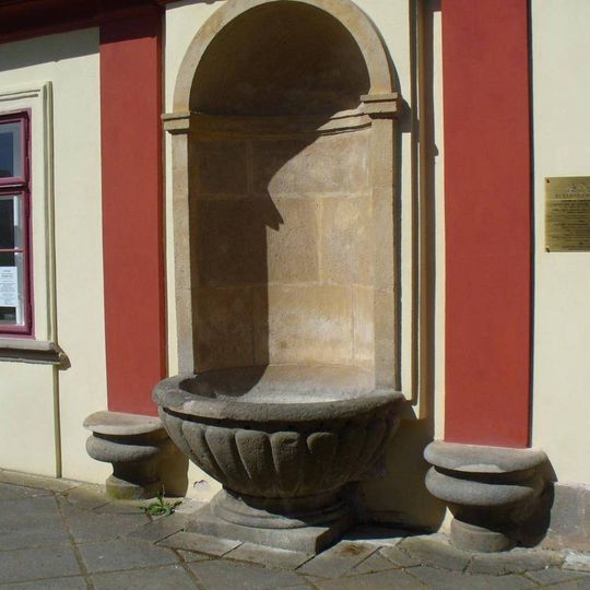 Malá kašna u zdi Rentzova muzea v Kuksu