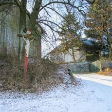 Kříž v Jedlí u hlavní silnice