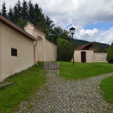 Ehem. Friedhof mit Ummauerung, integrierten 4 Figuren und Initienkapellen