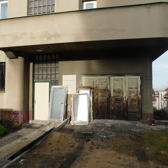 Pamětní deska Zdeňka Urbánka na domě Střešovická 858/64 ve Střešovicích