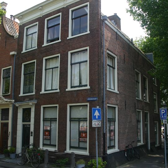 Pand met gevel met rechte kroonlijst met consoles. Deuromlijsting en deur Lod. XVI. Zijgevel aan het Levendaal