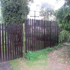 Kříž v Podmoklech v zahradě