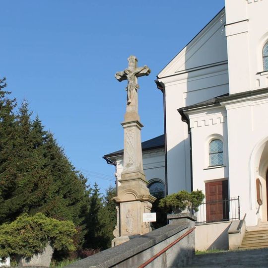 Kříž ve Svébohově před kostelem