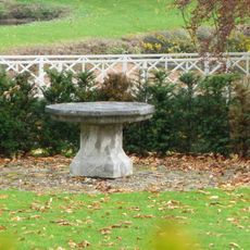 Vliek Castle: stone table