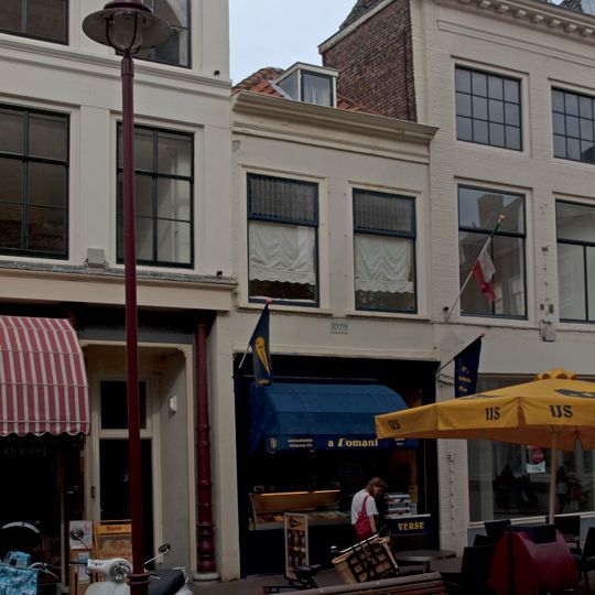 Huis met lijstgevel, in gevelsteen 1654