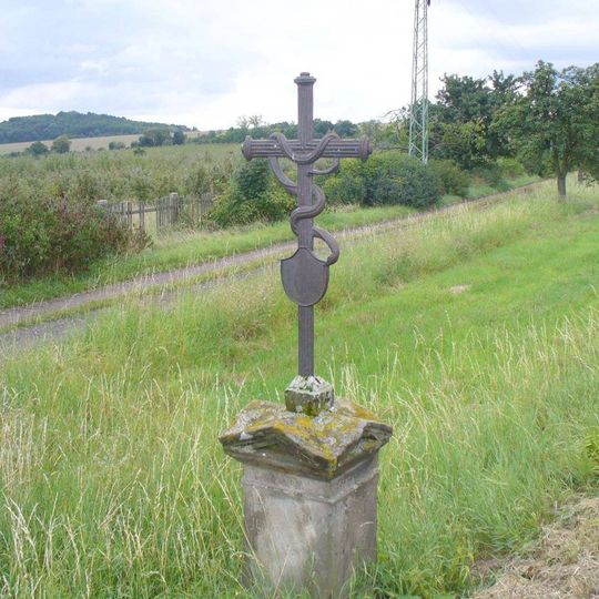 Kříž v Semečské ulici v Třebívlicích