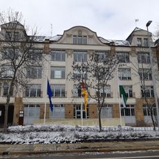 Ehemalige Fabrik mit straßenseitigem Verwaltungstrakt und rückwärtig angebautem Produktionsgebäude sowie Vorgarten und Einfriedung Zwickauer Straße 54