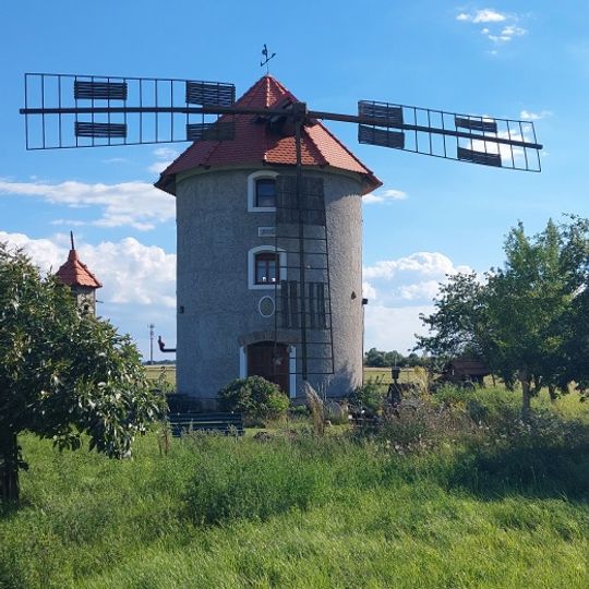 Větrný mlýn v Krchlebech u Nymburka