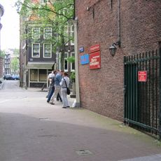 Hoekhuis onder schilddak met omlopende gootlijst