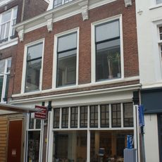 Pand met gevel met kroonlijst op Lodewijk XIV consoles