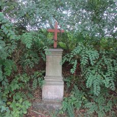 Dřevěný křížek ve Skrýšovské ulici v Pelhřimově