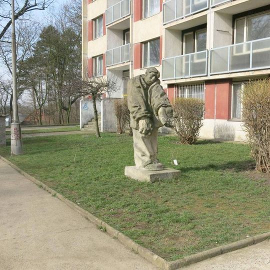 Socha dělníka v Palackého ulici v Postoloprtech