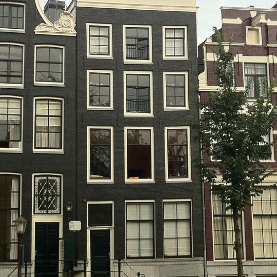 Pand met gevel, onder rechte lijst