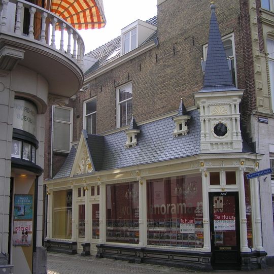Kiosk in neo-renaissance en neo-grec-stijl