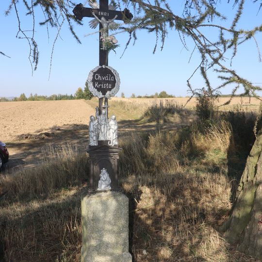 Kříž v zatáčce severně od Opatova