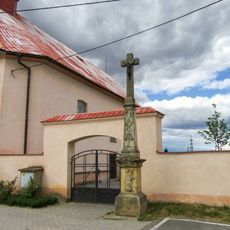 Kříž v Renotách před kostelem