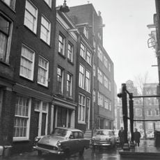 Pand met halsgevel van het 'type-met-doorboorde-bloem', met cartouche in de afdekking en oeil-de-boeuf om de hijsbalk
