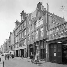 Pand met ingezwenkte halsgevel