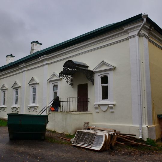 Трапезная с росписью плафона и келарским корпусом