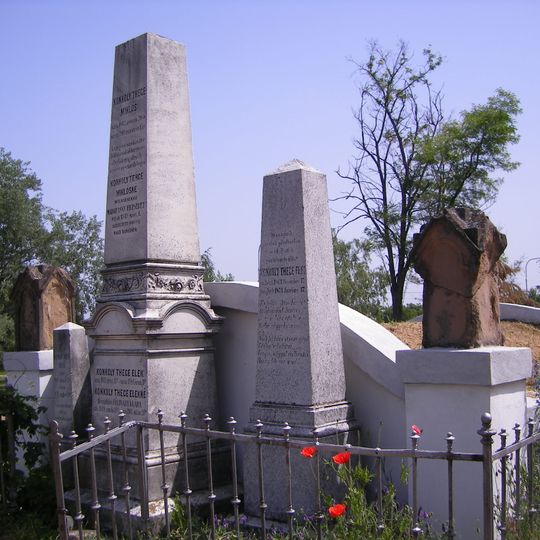 Kaplnka a krypta rod. Konkoly, náhrobník