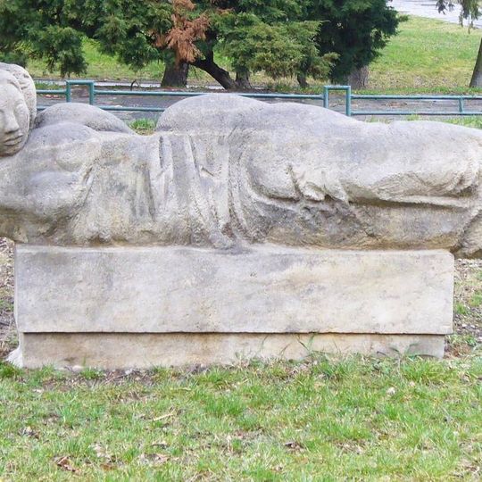 Socha Ležící žena naproti domu Cihlářská 4092 v Chomutově