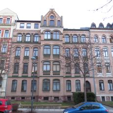 Mietshaus in geschlossener Bebauung mit Vorgarten Weststraße 57