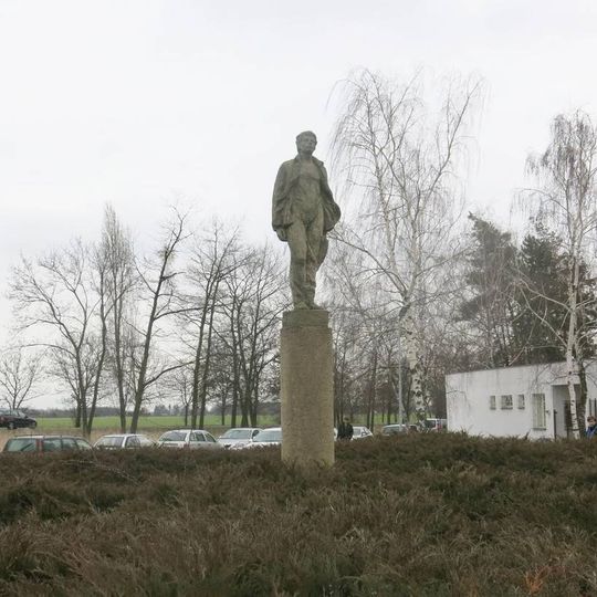 Socha Letecký učeň u střední školy vedle Aera Vodochody