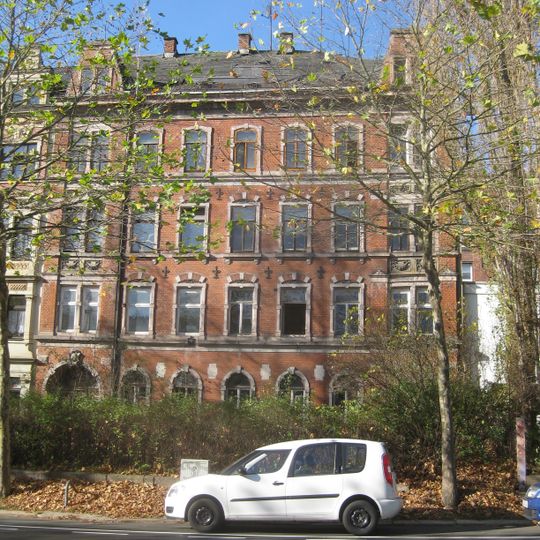 Mietshaus in halboffener Bebauung mit Vorgarten Straße der Nationen 97