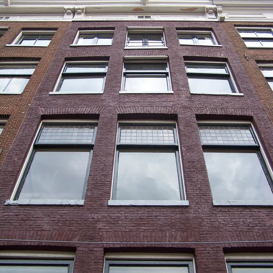 Pand met gevel onder rechte lijst met twee consoles