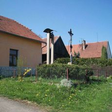 Kříž v Lejčkově u zvoničky