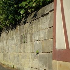 Hofmauer des Pfarrhauses in der Eschenauer Hauptstraße 26