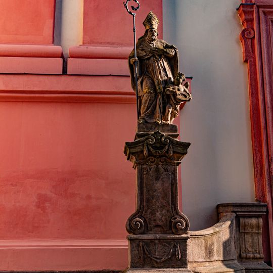 Socha svatého Mikuláše u chrámu Nanebevzetí Panny Marie v Nové Pace