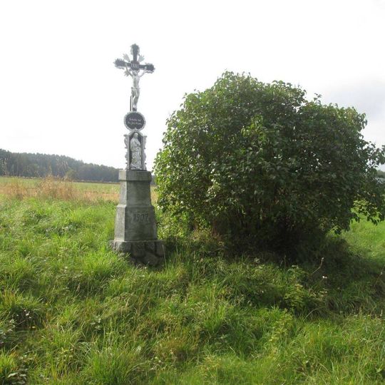 Kříž jižně od Zvíkova u polní cesty