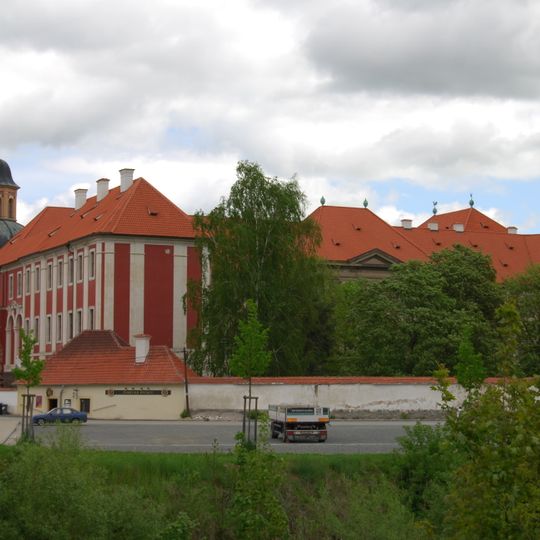 Lávka přes Střelu u okružní křižovatky v Plasích