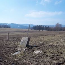 Kříž v poli jižně od zaniklého Malého Horšína