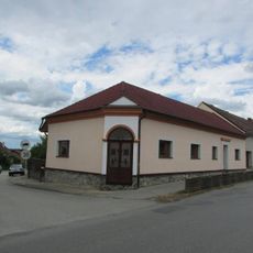 Vestavěná kaplička v Nádražní ulici v Chýnově