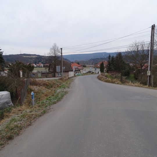 Most Mořinské ulice v Hlásné Třebani pod ulicí V Rokli