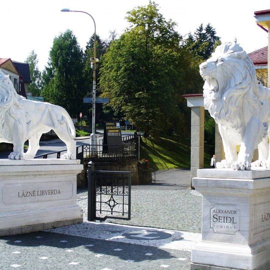 Sochy lvů v lázeňském areálu v Lázních Libverda