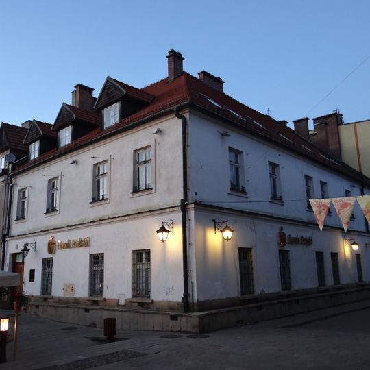 Dom ze skrzydłem bocznym