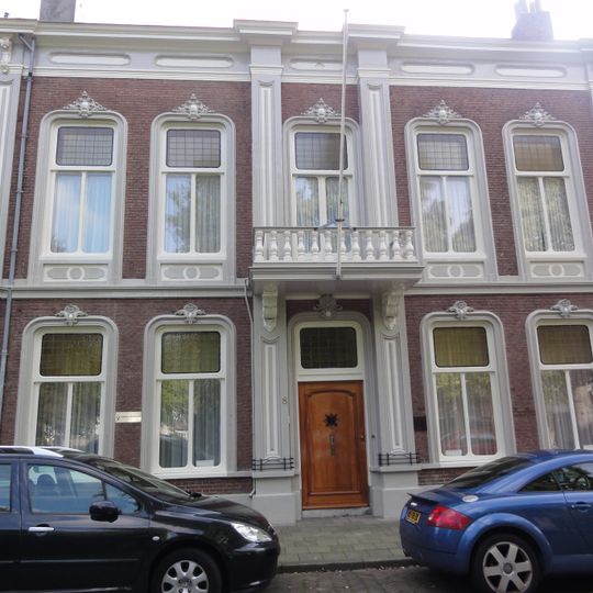 Sint Walburg 8, Tiel