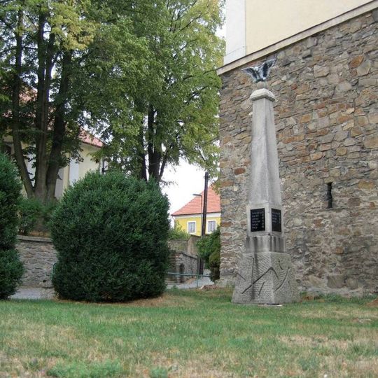 Pomník padlým v 1. sv. válce před zvonicí v Čechticích